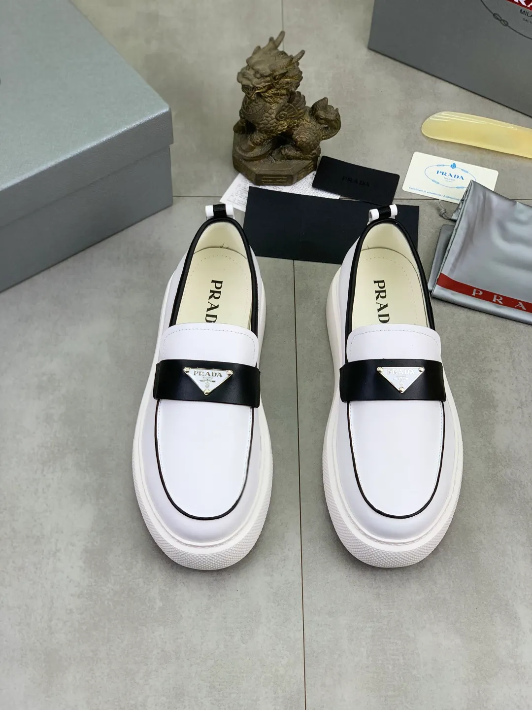 Men's Men's Shoes 💰P560 💰【New Style】 The latest model of high-quality PRADA classic men's shoes has been launched on the official website in 1:1 copy, synchronized in Hong Kong and on the same catwalk; all made of calfskin➕imported cowhide lining, 🍡🍡original rubber outsole, non-slip and wear-resistant; comfortable on the feet, attractive style, fine workmanship, and simple and neat shoe lasts, showing the courage and toughness of men, 👍sizes 38 to 44 (45 can be customized) black and white Blue color🉑️choose